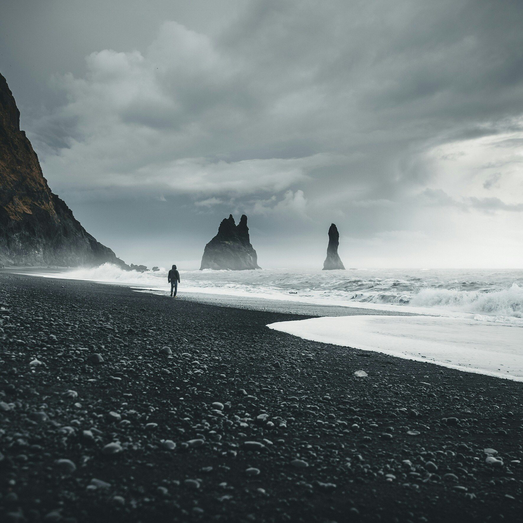 維克鎮教堂、黑沙灘與 Reynisdrangar 海蝕柱