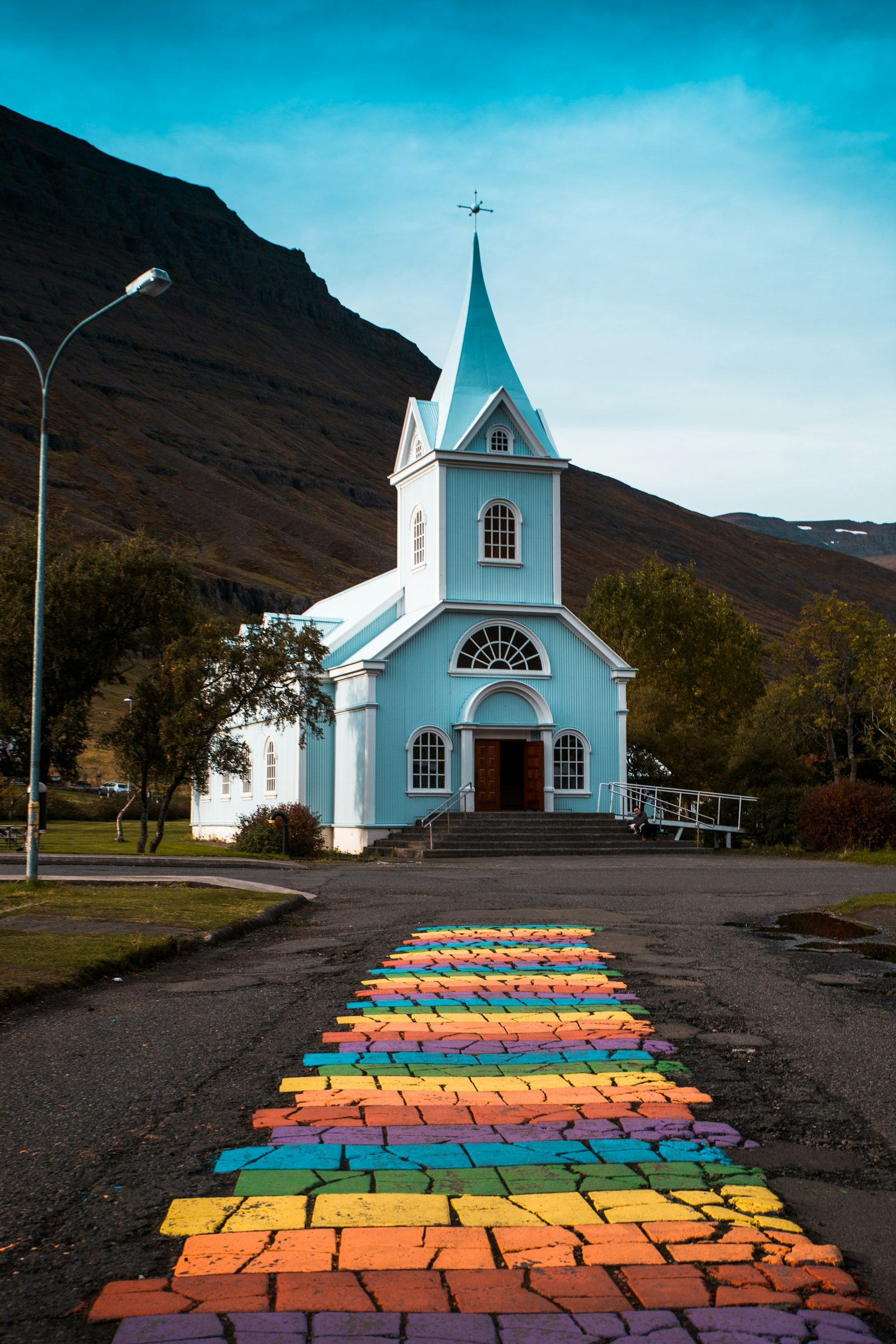 Seyðisfjörður 彩虹街引導至藍色教堂
