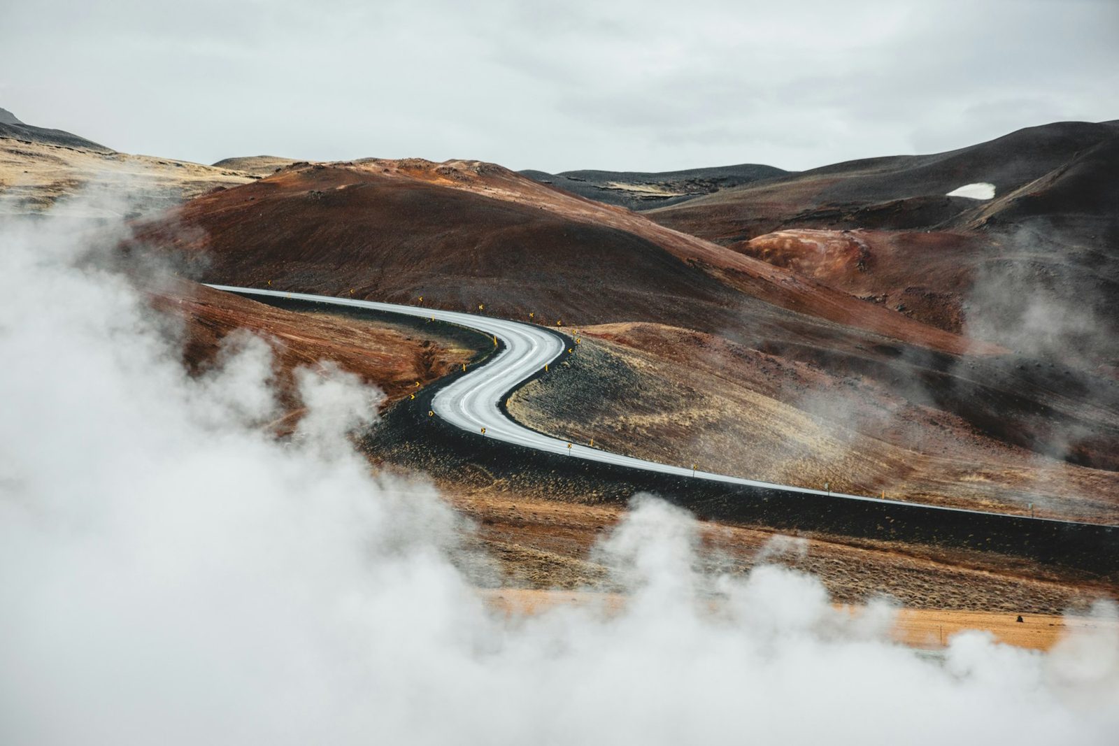 Námafjall Hverir 地熱谷的蜿蜒道路（空拍）